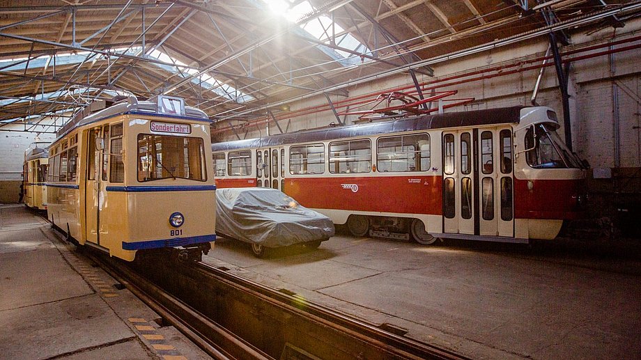 Foto vom Garagencampus mit zwei alten Straßenbahnen