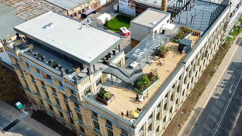 Bild von "die fabrik chemnitz" aus der Vogelperspektive mit Blick auf die Rooftop-Bar und den Baskettballplatz