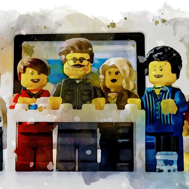Spielfiguren aus Lego, die im Team arbeiten.